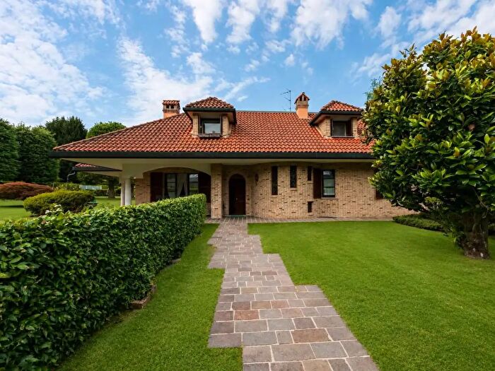 Casa con 8 locali in vendita in Via Brunate, Guanzate