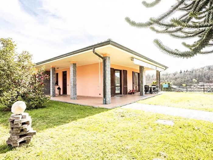 Casa con 10 locali in vendita in Via della Cappelletta, Cittiglio