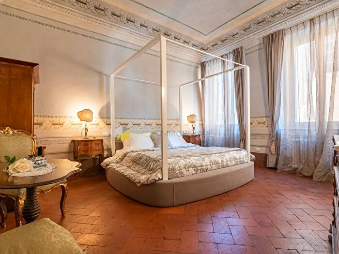 Appartamento con 8 locali in vendita in Martiri della Liberta, Pisa