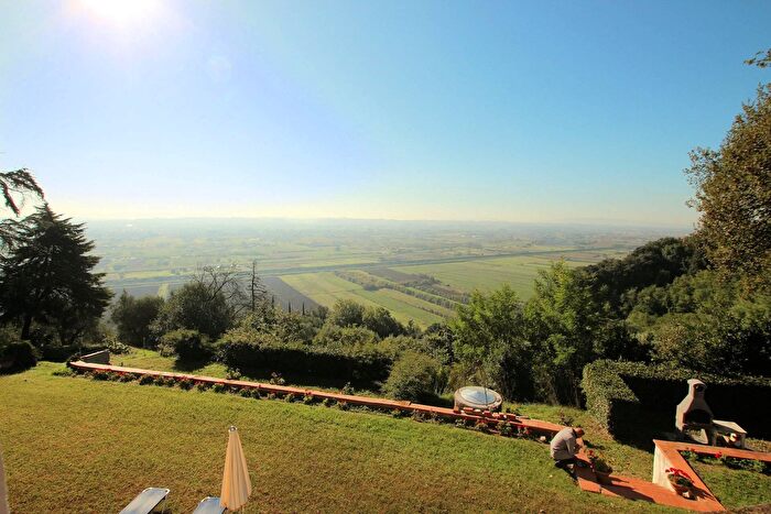Casa con 15 locali in vendita in Santa Maria A Monte