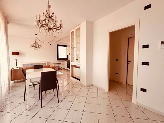 Appartamento trilocale in affitto in Via Carlo Mollino, Vicenza