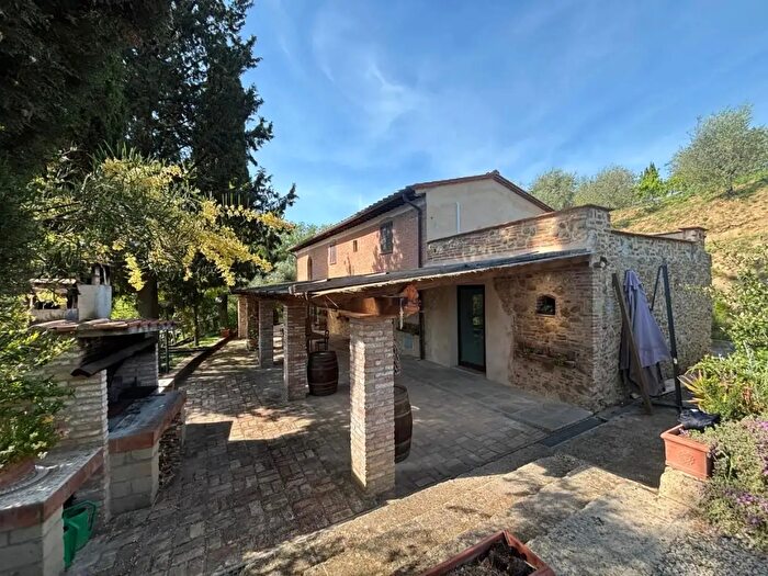 Casa con 8 locali in vendita in Palaia