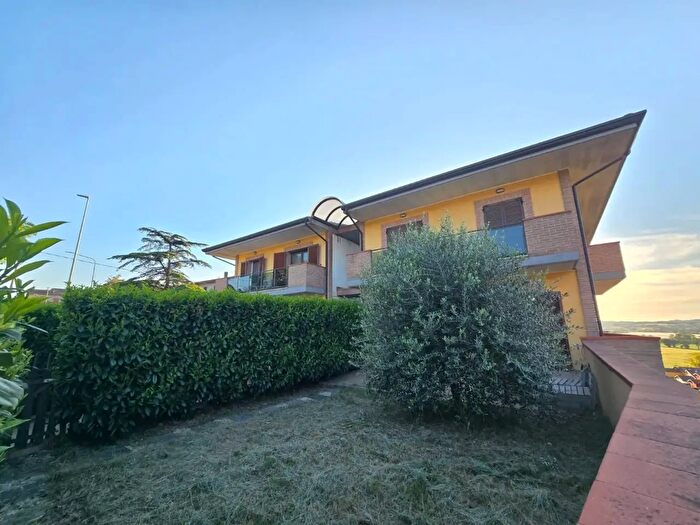 Appartamento trilocale in vendita in Via dei Mille Bis, Deruta