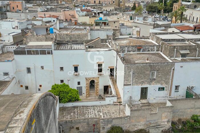 Casa con 15 locali in vendita in Via Rini, Mesagne