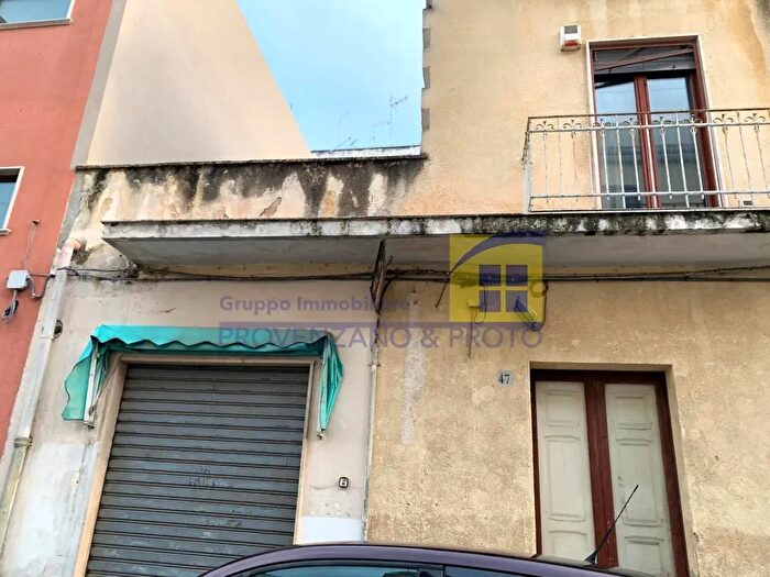 Casa con 8 locali in vendita in Via Mecenate, Brindisi