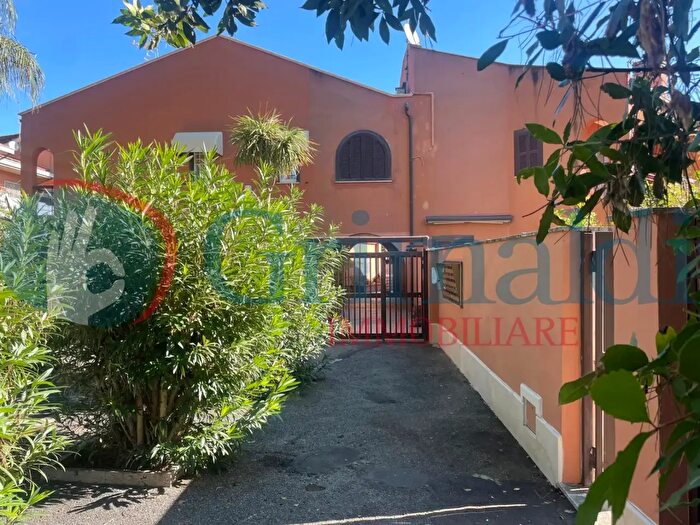 Casa con 5 locali in vendita in Via Leonida Rech, Roma