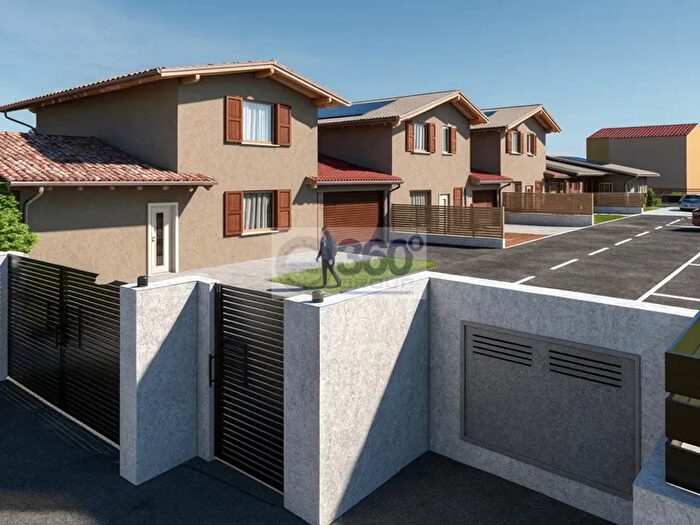 Casa quadrilocale in vendita in Via Carpineto, Ome