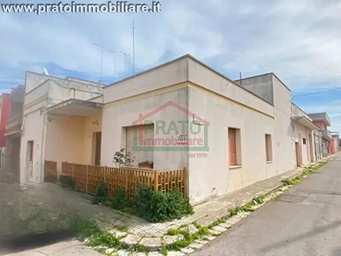 Casa con 6 locali in vendita in Via Generale La Marmora, Squinzano