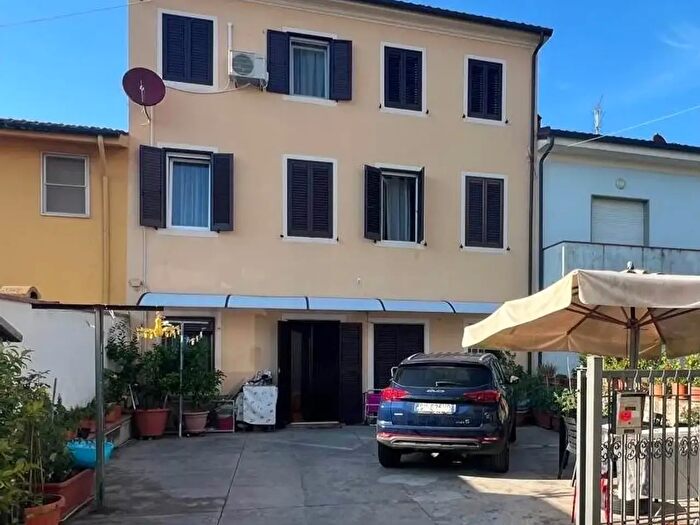 Casa con 7 locali in vendita in Via Catalani, Porcari