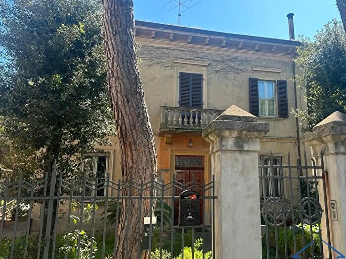 Casa con 5 locali in vendita in Via Saffi, Rimini