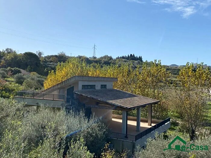 Casa con 8 locali in vendita in Via Canicari Snc, Saponara
