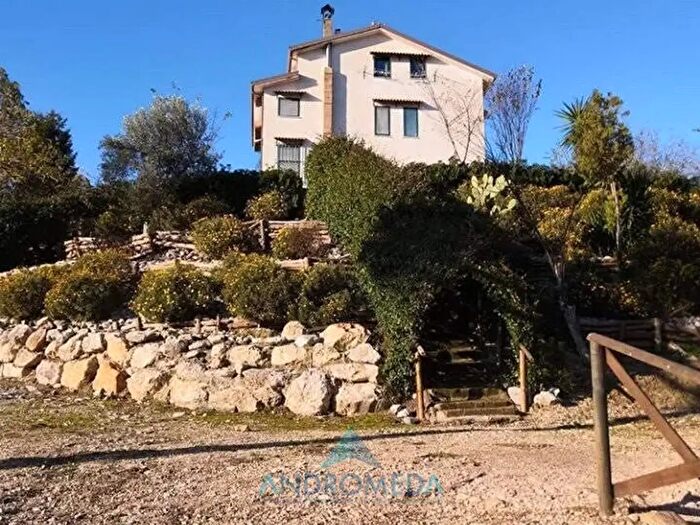 Casa con 12 locali in vendita in Dugenta