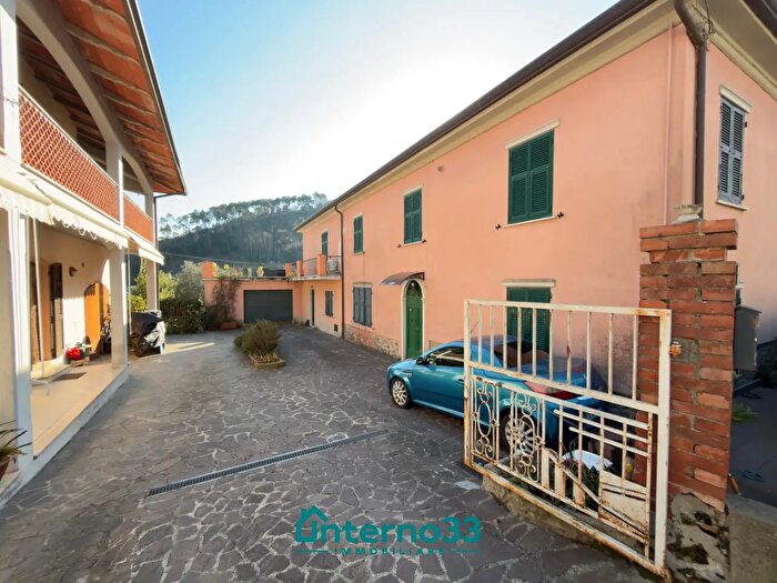 Appartamento quadrilocale in vendita in Via Castagno, Luni