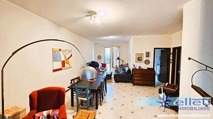 Casa con 6 locali in vendita in Massa