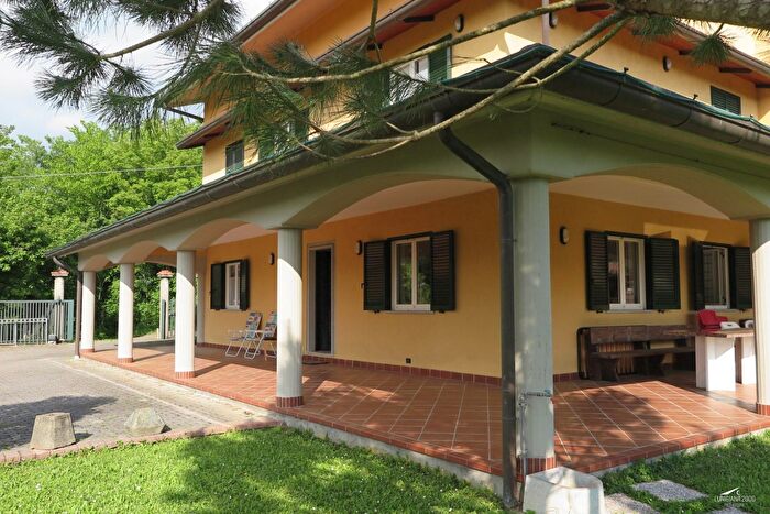Casa con 11 locali in vendita in Aulla