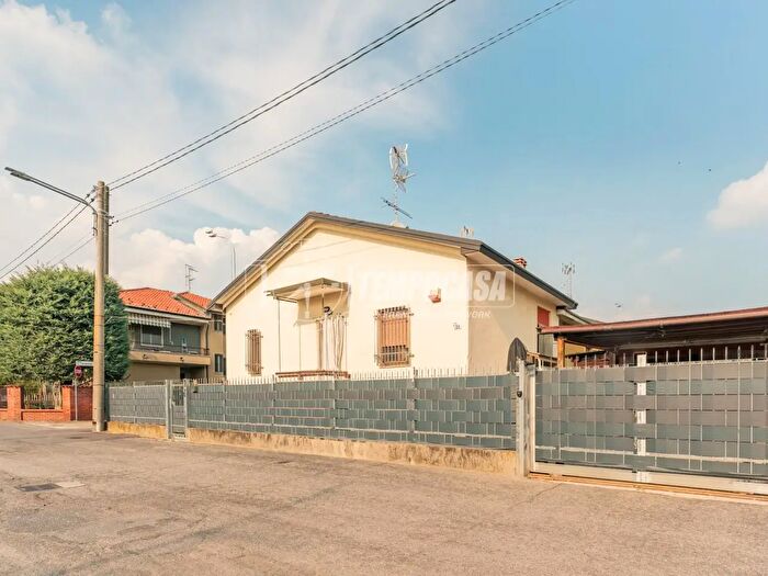 Casa quadrilocale in vendita in Via Grazia Deledda, Abbiategrasso