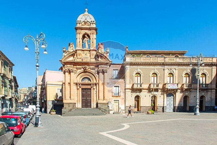 Appartamento con 9 locali in vendita in Piazza Roma, Biancavilla