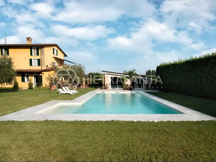 Casa con 6 locali in vendita in Pietrasanta