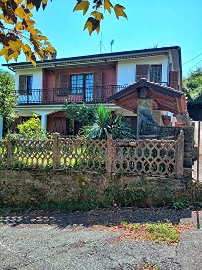 Casa con 8 locali in vendita in Borghetto Di Vara