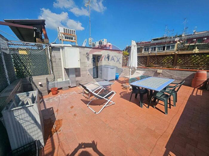 Appartamento trilocale in affitto in Via Mario Fiore, Napoli