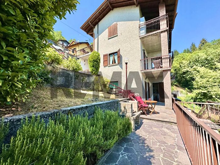 Appartamento trilocale in vendita in Via Aviatico, Selvino