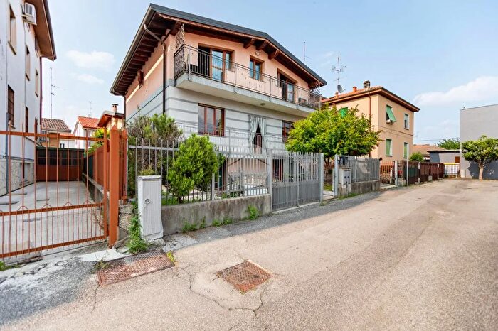 Casa con 6 locali in vendita in Via Liguria, Bollate