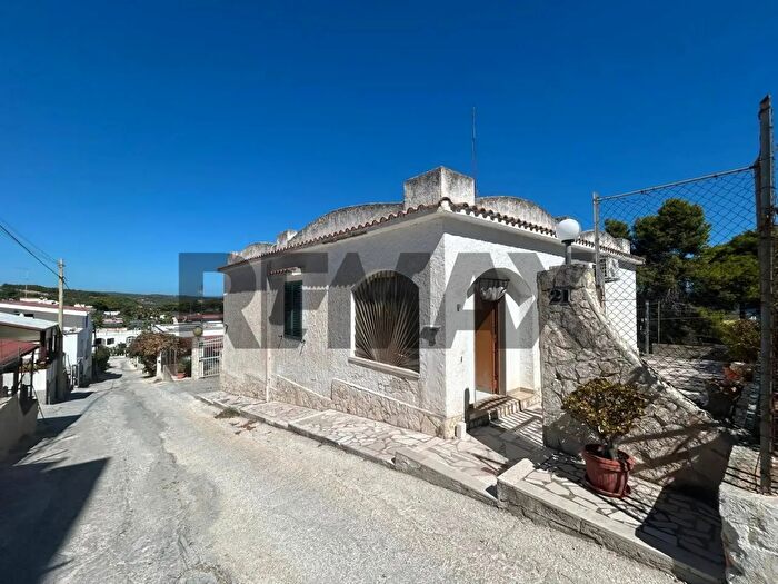 Appartamento con 8 locali in vendita in Contrada Defensola Snc, Vieste