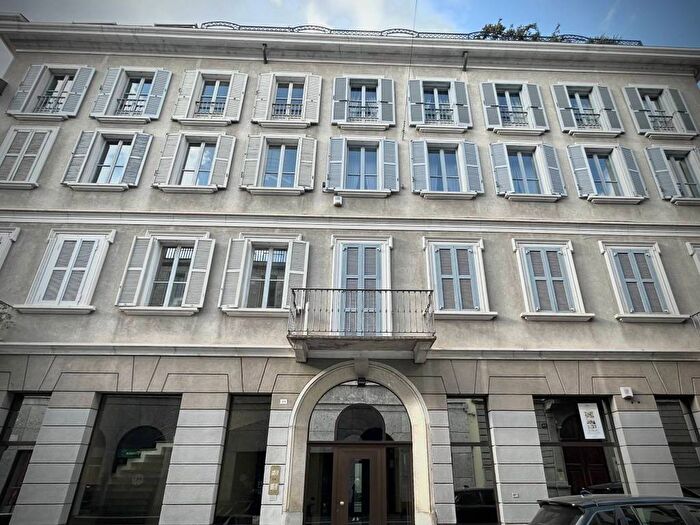 Appartamento trilocale in affitto in Via Filippo Corridoni, Palestro, Milano