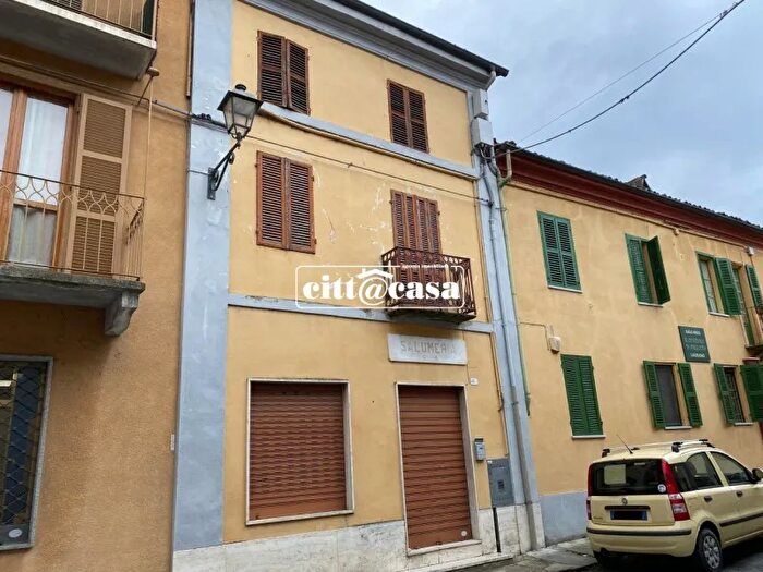 Casa con 6 locali in vendita in Lauriano