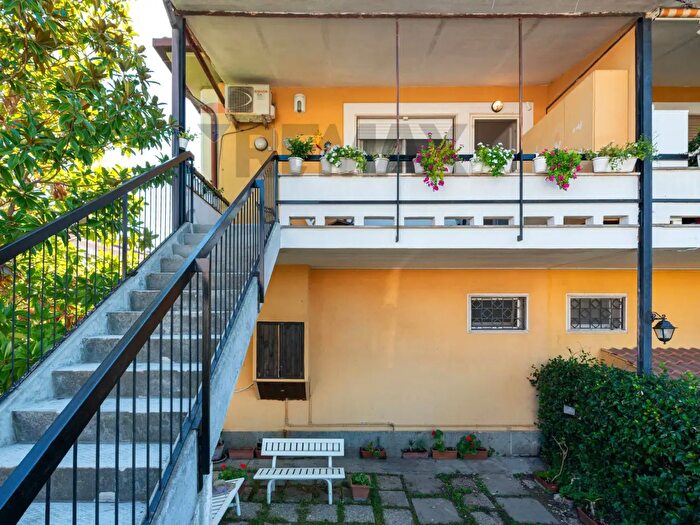 Appartamento trilocale in vendita in Via Ione di Chio, Roma