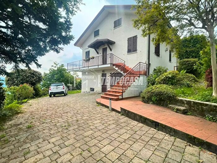 Casa con 6 locali in vendita in Via Airuno, Brivio
