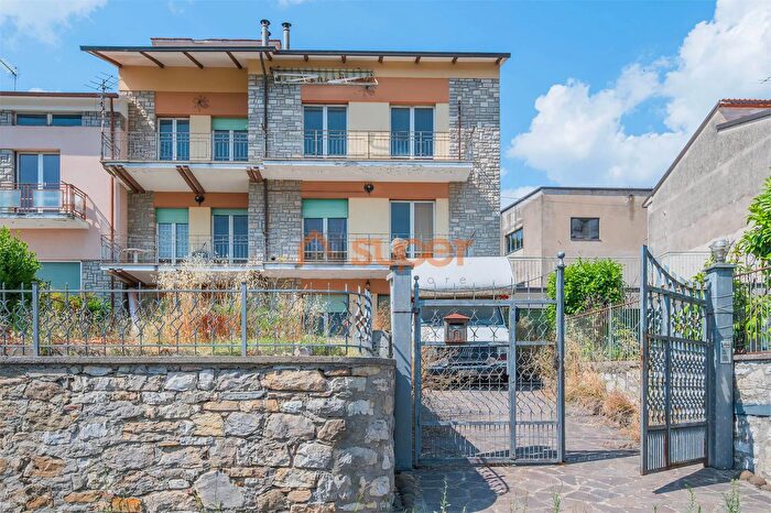 Casa con 6 locali in vendita in Via dellArco Magione Pg, Magione