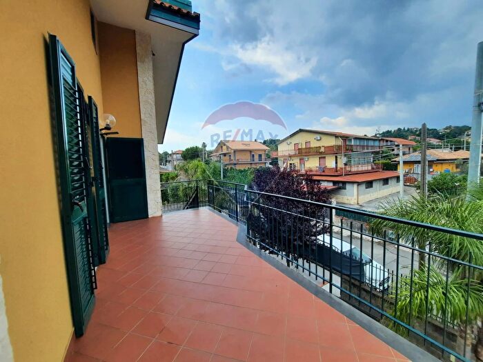 Casa quadrilocale in vendita in Via Iacopo da Lentini, Mascalucia