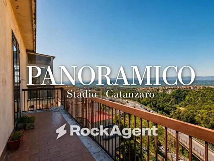 Appartamento con 6 locali in vendita in Via Madonna dei Cieli, Catanzaro