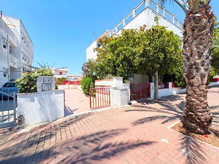 Appartamento trilocale in vendita in Viale Pietra Maura, Lesina