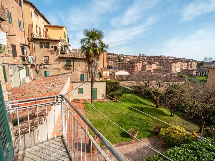 Appartamento con 5 locali in vendita in Via Giovanni Dupre, Siena