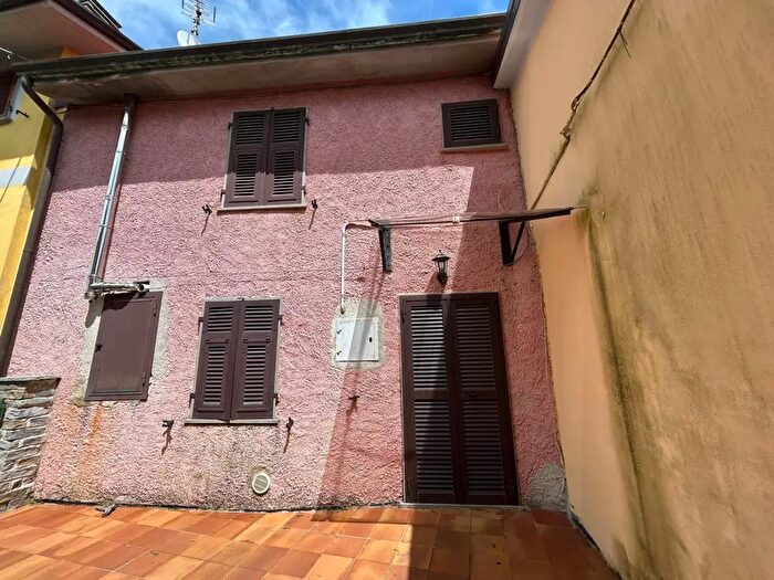Casa con 5 locali in vendita in Podenzana