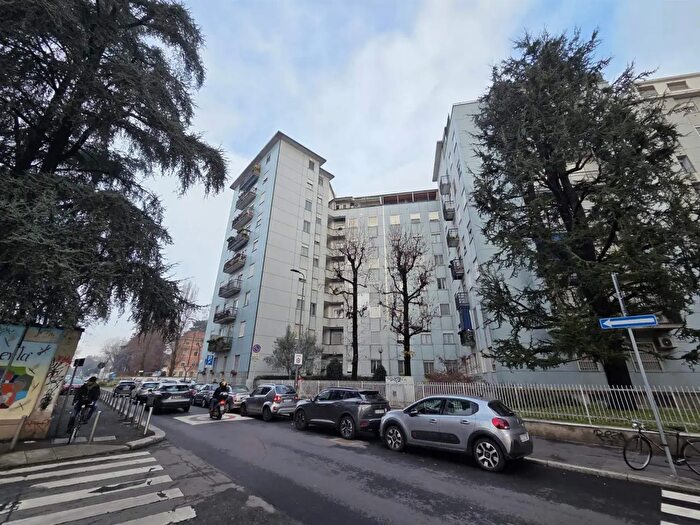 Appartamento quadrilocale in vendita in Piazza Davide Sesia, Milano