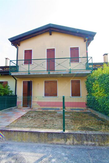 Casa con 6 locali in vendita in Arcole