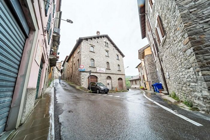 Appartamento quadrilocale in vendita in Via Maggio, Corniglio