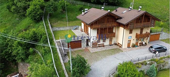 Casa con 9 locali in vendita in Rabbi