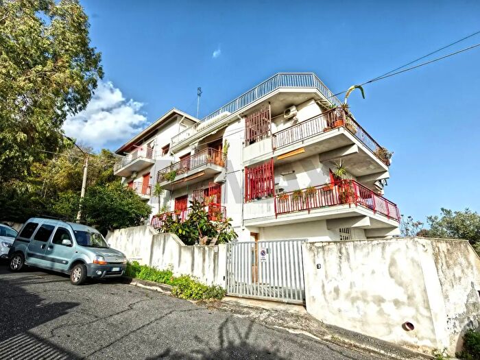 Appartamento con 8 locali in vendita in Via Barriera del Bosco, SantAgata Li Battiati