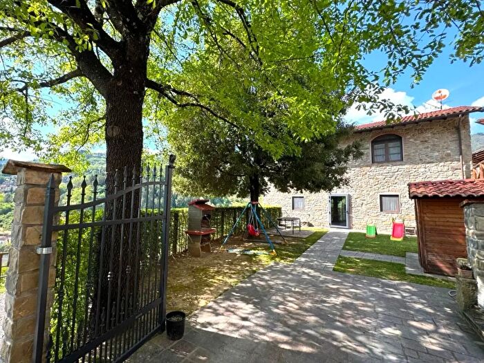 Casa con 5 locali in vendita in Via Poggiole, Vernio