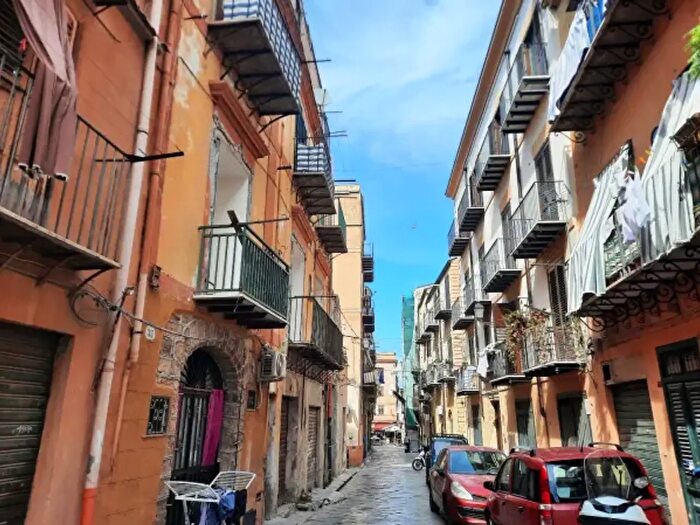 Appartamento bilocale in vendita in Via Albergheria, Palermo