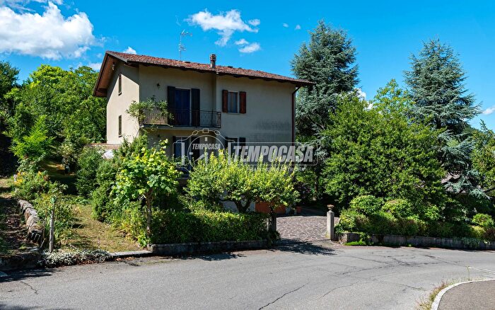 Casa con 8 locali in vendita in Viale Gramsci Carducci, Zocca