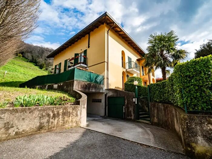 Appartamento trilocale in vendita in Via Carlo Cattaneo, Castello Di Brianza