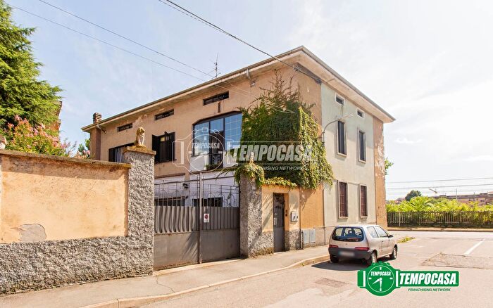 Appartamento con 8 locali in vendita in Via Fiume, Busto Arsizio