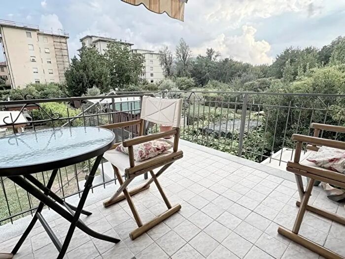 Casa quadrilocale in vendita in Puccini, Lucca