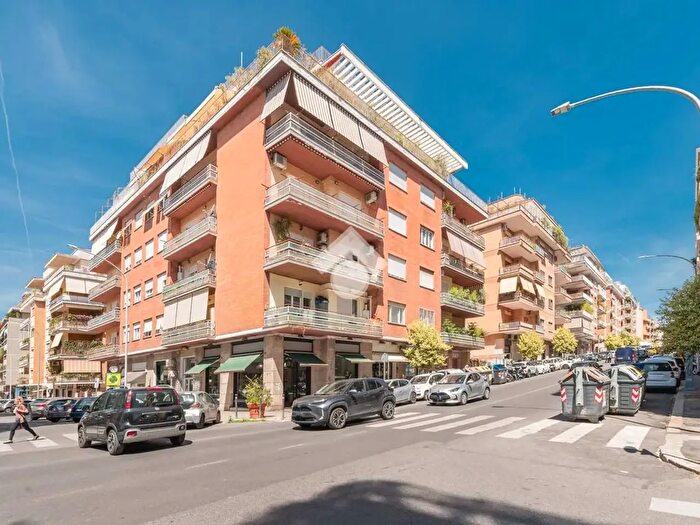 Appartamento con 5 locali in vendita in Via Ugo De Carolis, Roma