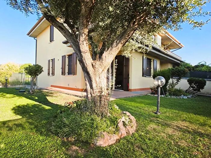Appartamento trilocale in vendita in Via Quattroville, Borgo Virgilio